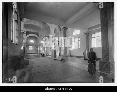 Foto des Innenraums der neu gebauten Moschee in Nablus, das allgemeine Verbesserungen und Fabrikentwicklungen in der Gegend hervorhebt. Stockfoto