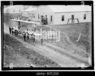 Ein historisches Foto des Flugzeugs der Brüder Wright, das am College Park Aviation Field zerstört wurde und einen bedeutenden Moment in der frühen Luftfahrtgeschichte darstellt. Stockfoto