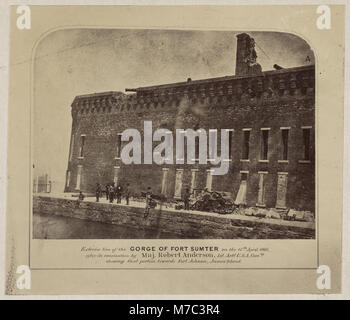 Dieses Bild zeigt die Außenansicht der Schlucht von Fort Sumter, fotografiert am 14. April 1861, nachdem Major Robert Anderson von der US-Armee evakuiert hatte. Die Szene fängt das Gebiet in Richtung Fort Johnson auf James Island ein. Stockfoto