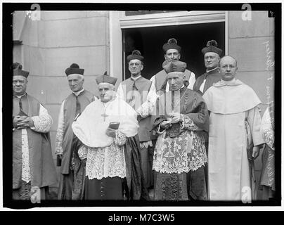 Dieses Foto zeigt die Dominican House of Studies Chapel an der Katholischen Universität, mit Kardinälen Farley und Gibbons, zusammen mit anderen Kirchenbeamten wie Bischof Corrigan von Baltimore. Das Bild unterstreicht die religiöse und akademische Bedeutung der Veranstaltung. Stockfoto