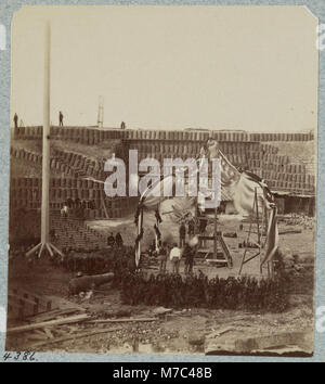 Ein Foto von Fort Sumter am 14. April 1865, das die Vorbereitungen für das Hissen der alten Flagge zeigt. Dieses Ereignis war ein bedeutender Moment nach dem Amerikanischen Bürgerkrieg. Stockfoto