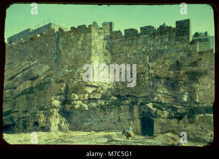 Der Eingang zu Salomons Steinbrüchen in Jerusalem, eine bedeutende archäologische Stätte, die mit dem Bau des ersten Tempels verbunden ist, bietet Einblicke in die Techniken der Steingewinnung. Stockfoto