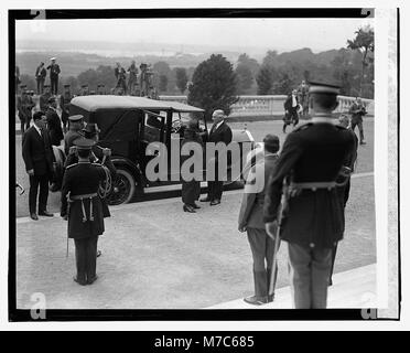 Dieses Foto zeigt die Begehung des Memorial Day im Jahr 1923 und zeigt wahrscheinlich eine feierliche Prozession oder Zeremonie zu Ehren des im Dienst verstorbenen Militärs. Stockfoto
