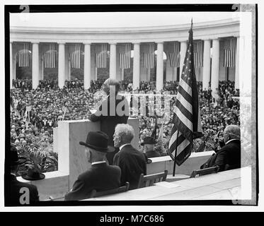 Eine Fotografie zum Gedenken an den Gedenktag im Jahr 1923. Das Bild fängt die patriotische Atmosphäre und öffentliche Zeremonien zu Ehren gefallener Soldaten ein. Stockfoto