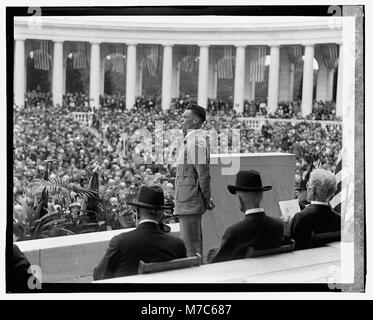 Dieses Foto vom Memorial Day 1923 fängt die Hochachtung und Ehrfurcht des Anlasses ein, während die Amerikaner die gefallenen Soldaten ehren. Sie spiegelt den nationalen Stolz und die Erinnerung an den Militärdienst wider. Stockfoto