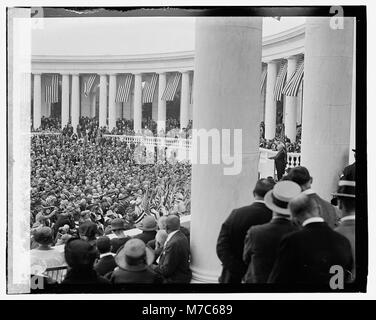 Ein Foto vom Memorial Day, 1923, das die feierlichen Beobachtungen und öffentlichen Zeremonien zu Ehren gefallener Soldaten im Amerika des frühen 20. Jahrhunderts festnimmt. Stockfoto