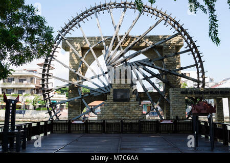 MELAKA, MALAYSIA - Aug 2: Die Replik von Melaka Malayischen Sultanat Wasserrad in der Nähe der Fluss Melaka am 2. August 2015 in Melaka, Malaysia. Stockfoto