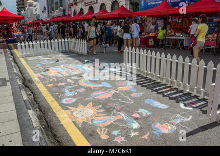 Georgetown, Penang, Malaysia - Dezember 13, 2015: Besucher Spaß Zeichnung auf der geteerten Strasse mit Kreide an die Beach Street oder der Lebuh Pantai, George Stockfoto