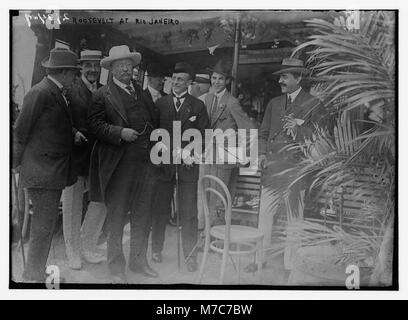 Das Foto zeigt Präsident Franklin D. Roosevelt während seines diplomatischen Besuchs in Rio de Janeiro, Brasilien. Das Bild unterstreicht seine internationale Rolle und die Beziehungen zwischen den USA und Brasilien. Stockfoto