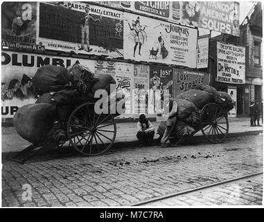 Dieses Bild zeigt zwei Wollwagen in New York City, die einen Einblick in das Straßenleben und die urbane Umgebung der Stadt während eines bestimmten Zeitraums bieten. Stockfoto
