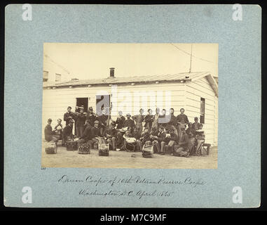 Das Trommelkorps des 10. Veteran Reserve Corps, fotografiert im April 1865 in Washington, D.C., spielte eine wichtige Rolle in der Zeit nach dem Bürgerkrieg, indem es Militärmusik und zeremonielle Aufgaben für die US-Armee leistete. Stockfoto