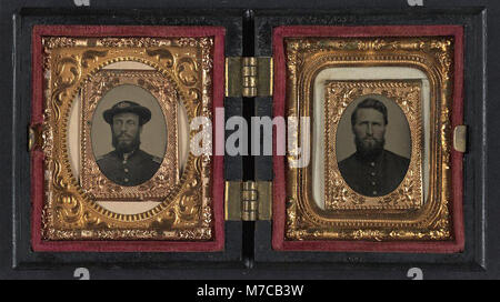 Ein historisches Foto von zwei nicht identifizierten Soldaten, die Uniformen tragen, symbolisiert die Zeit des Bürgerkriegs in der amerikanischen Geschichte. Stockfoto