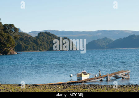 Pier mit Kanu am See, Alumine See, Cordillera de los Andes, Provinz Neuquen, Argentinien Stockfoto