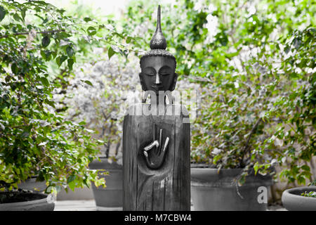 Statue von Buddha in einem Garten Stockfoto