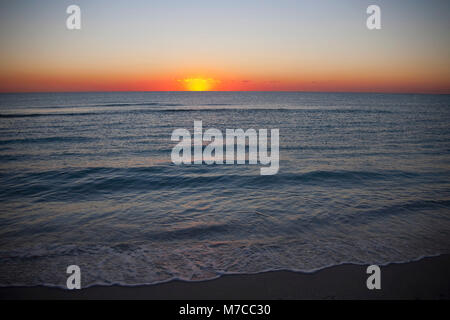 Sonnenuntergang über dem Meer, Miami Beach, Florida, USA Stockfoto