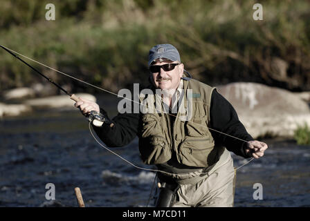 Nahaufnahme einer reifer Mann angeln im Fluss Stockfoto