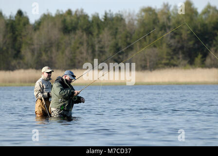 Seite Profil von zwei reife Männer angeln im Fluss Stockfoto