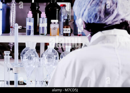 Ansicht der Rückseite ein Mann mit einem chirurgischen Verschluss in einem Labor Stockfoto