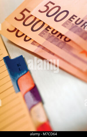 Close-up von fünfhundert Euro Banknoten auf einem Tagebuch Stockfoto