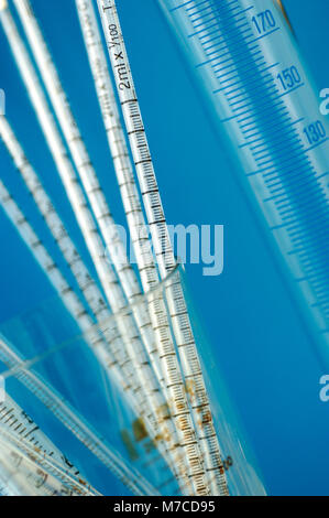 Close-up von Pipetten in einem Becherglas Stockfoto