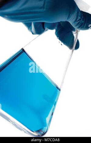 Nahaufnahme einer Flasche in der Hand einer Person Stockfoto