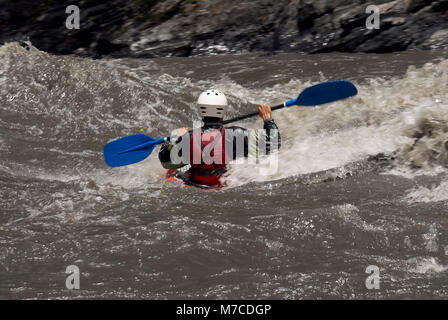 Rückansicht einer Person Kajakfahren in einem Fluss Stockfoto