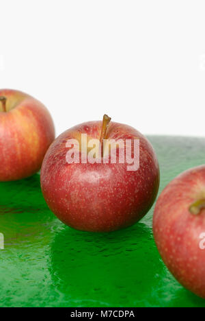 Erhöhte Ansicht der drei Äpfel Stockfoto
