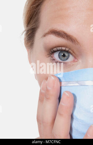 Ärztin mit einer Grippe-Maske Stockfoto