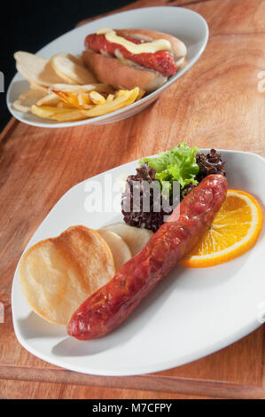 Erhöhte Ansicht der Wurst mit Salat und Krapfen Stockfoto