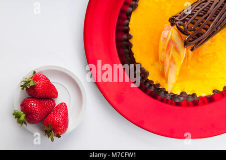 Vogelperspektive Blick auf ein Zitronenkuchen-Torte mit Erdbeeren Stockfoto