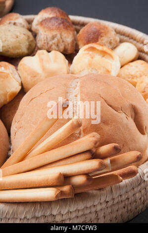 Nahaufnahme eines Korbs von verschiedene Brötchen und Gebäck Stockfoto