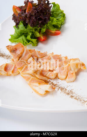 Erhöhte Ansicht Pfeffer garnieren auf Krake Stockfoto