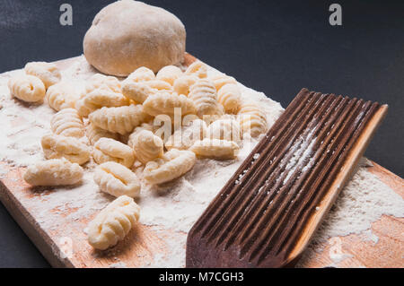 Erhöhte Ansicht von hausgemachten Gnocchi mit Abdruck auf ein Schneidebrett Stockfoto