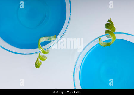 Nahaufnahme von zwei Gläser blau cocktail Stockfoto