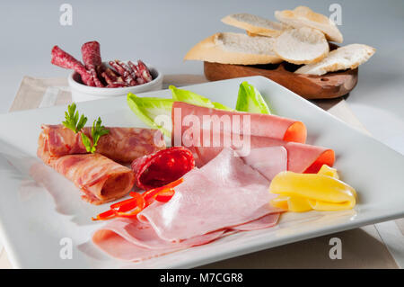 Nahaufnahme der Salami mit Schinkenscheiben und Käse Stockfoto