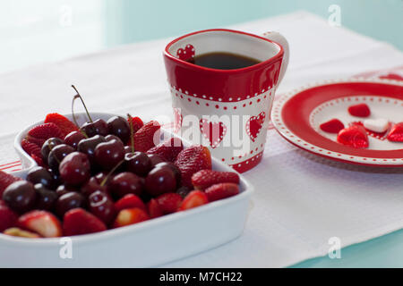 Nahaufnahme von einer Tasse Kaffee mit Schokolade und Beeren Stockfoto
