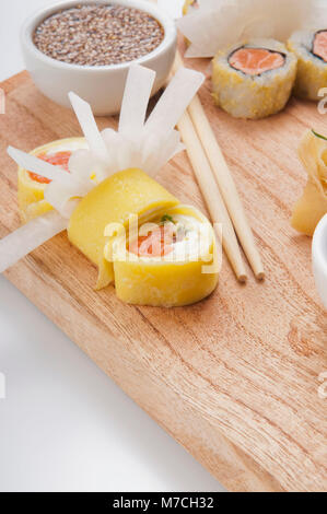 Nahaufnahme von Sushi mit Sesam in einer Schüssel Stockfoto