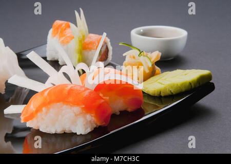 Nahaufnahme einer sortierten Sushi-Platte Stockfoto