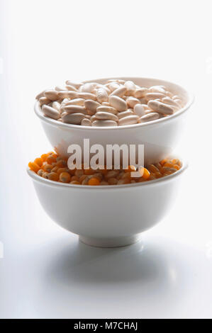 Nahaufnahme von verschiedene Linsen und Bohnen in Schalen Stockfoto