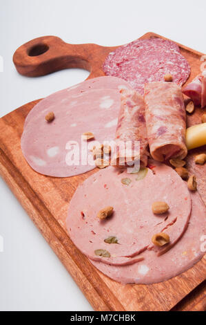 Nahaufnahme von sortierten Aufschnitt und Käse auf einem Teller Stockfoto