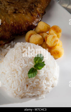 Vogelperspektive Blick auf Reis mit Pommes frites puffs Stockfoto
