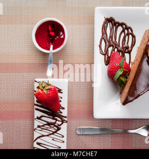 Mousse au Chocolat Torte mit Erdbeeren serviert Stockfoto