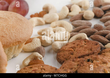 Nahaufnahme von trockenen Früchten mit Cookies und muffins Stockfoto