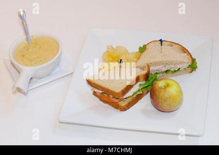 Erhöhte Ansicht des Sandwiches mit Obst und Suppe Stockfoto