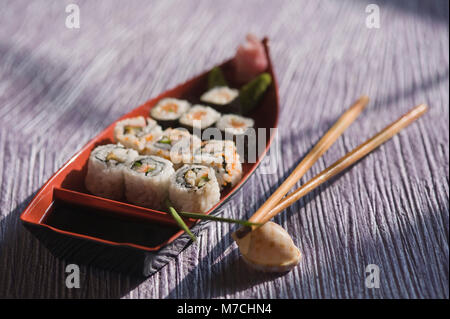 Nahaufnahme der verschiedenen Sushi in einer Platte Stockfoto