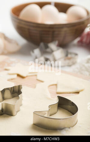 Cookies Zutat mit Messer und eine Schüssel mit Eiern Stockfoto