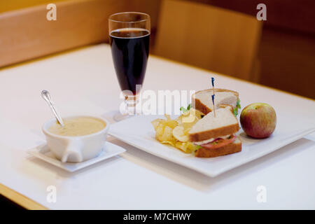 Erhöhte Ansicht von Sandwiches und Suppen Stockfoto