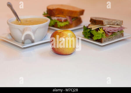 Nahaufnahme des Sandwiches mit Obst und Suppe Stockfoto