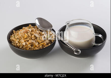 Erhöhte Ansicht des Frühstücks-Cerealien mit Milch Stockfoto