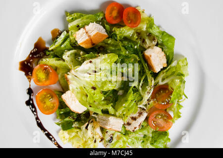 Nahaufnahme von einem Teller mit Gemüsesalat Stockfoto